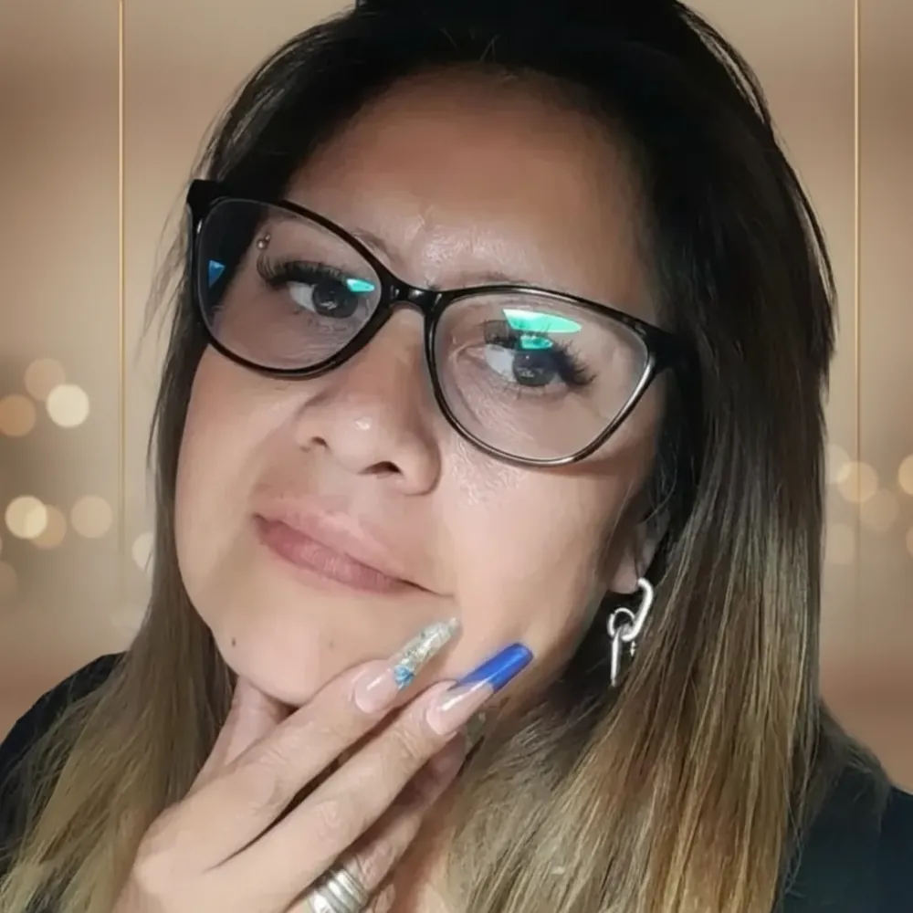 Daniela aplicando técnicas de manicura